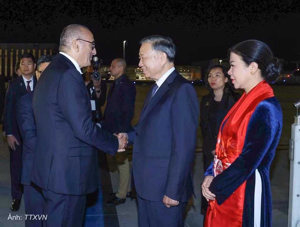 Quan chức chính phủ Pháp đón Tổng Bí thư, Chủ tịch nước Tô Lâm và phu nhân tại sân bay Orly, Paris. Ảnh: TTXVN