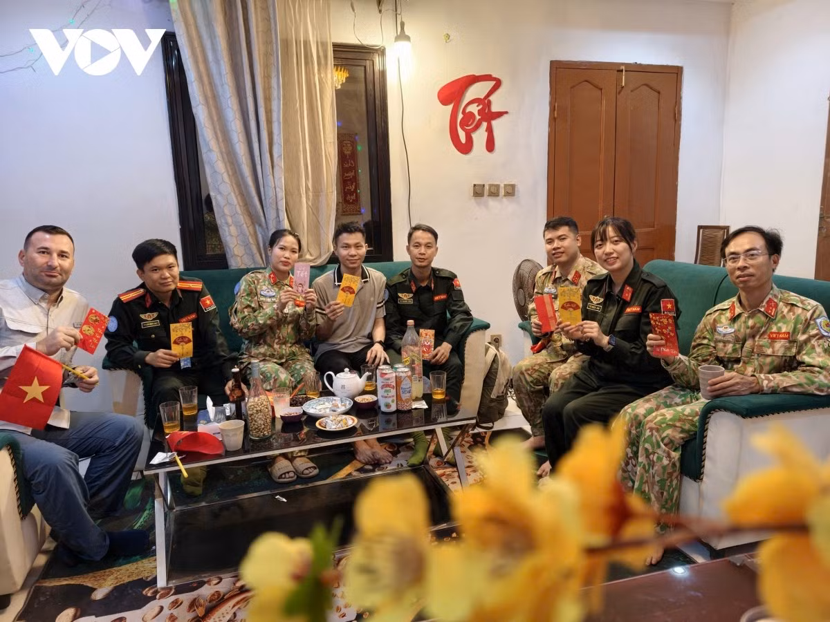 Những người lính Mũ nồi xanh Việt Nam tại Cộng hòa Trung Phi đón Tết cùng nhau.