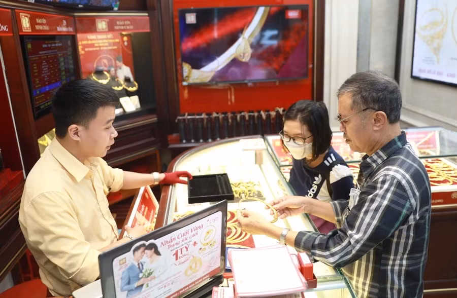 Người dân nên đến các cửa hàng được cấp giấy phép kinh doanh mua, bán vàng để thực hiện giao dịch.