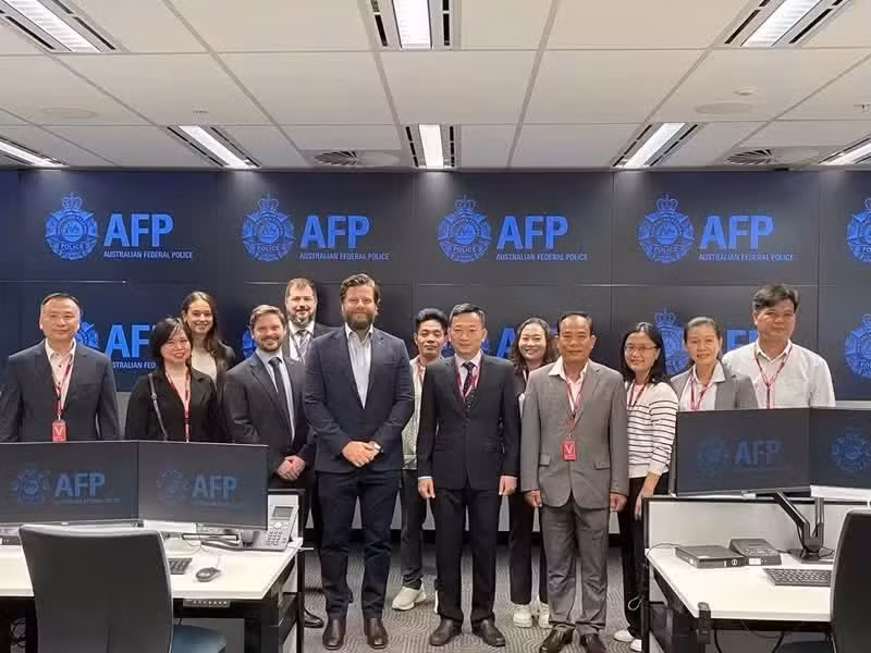 Đoàn công tác Bộ Công an Việt Nam làm việc với Cảnh sát Liên bang Australia tại TP Sydney ngày 15/5/2026 trong quá trình thực hiện dẫn độ đối tượng Phạm Thu Sương từ Australia về Việt Nam.