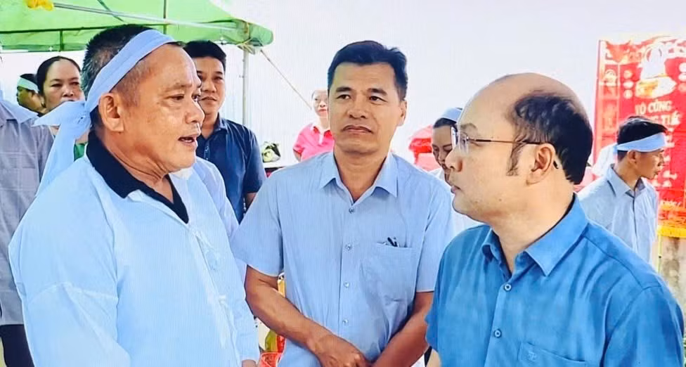 Phó Chủ tịch UBND tỉnh Thanh Hóa Cao Văn Cường thăm hỏi các gia đình có công nhân tử vong.