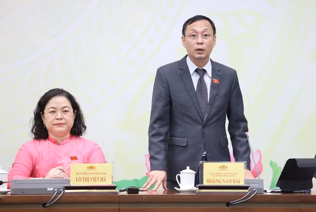Đại biểu Hoàng Nam Hải, ủy viên chuyên trách Ủy ban Dân nguyện và Giám sát, thông tin tại họp báo chiều 16/10. Ảnh: Hoàng Phong