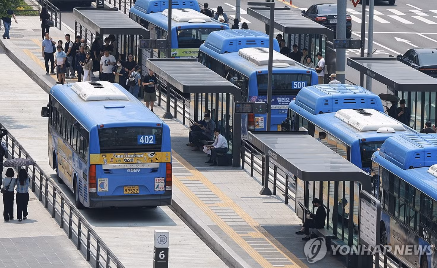 Xe buýt xếp hàng tại một trạm chờ ở Seoul.