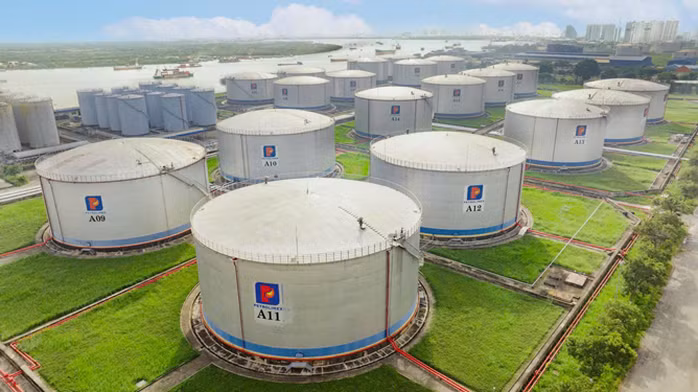 Tổng kho xăng dầu Nhà Bè, TP HCM bảo đảm dự trữ cung ứng ra thị trường.