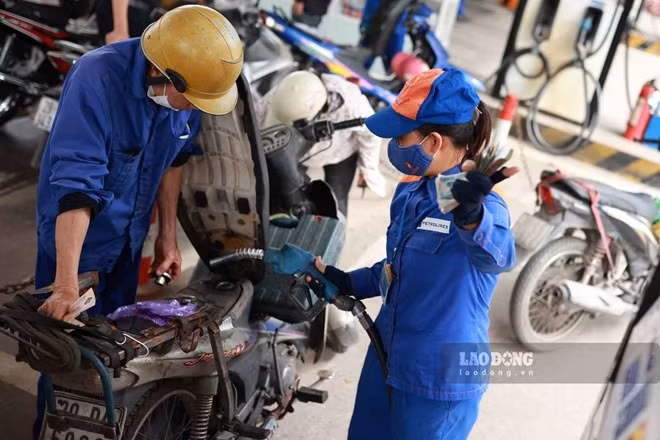 VCCI đề nghị làm rõ các quy định để hoàn trả khoản ngân sách nhà nước đã tạm ứng cho Quỹ bình ổn giá xăng dầu. Ảnh: Hải Nguyễn
