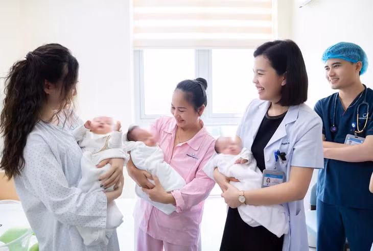 Ba anh em sinh khác ngày, cách nhau 36 giờ - Ảnh: BVCC