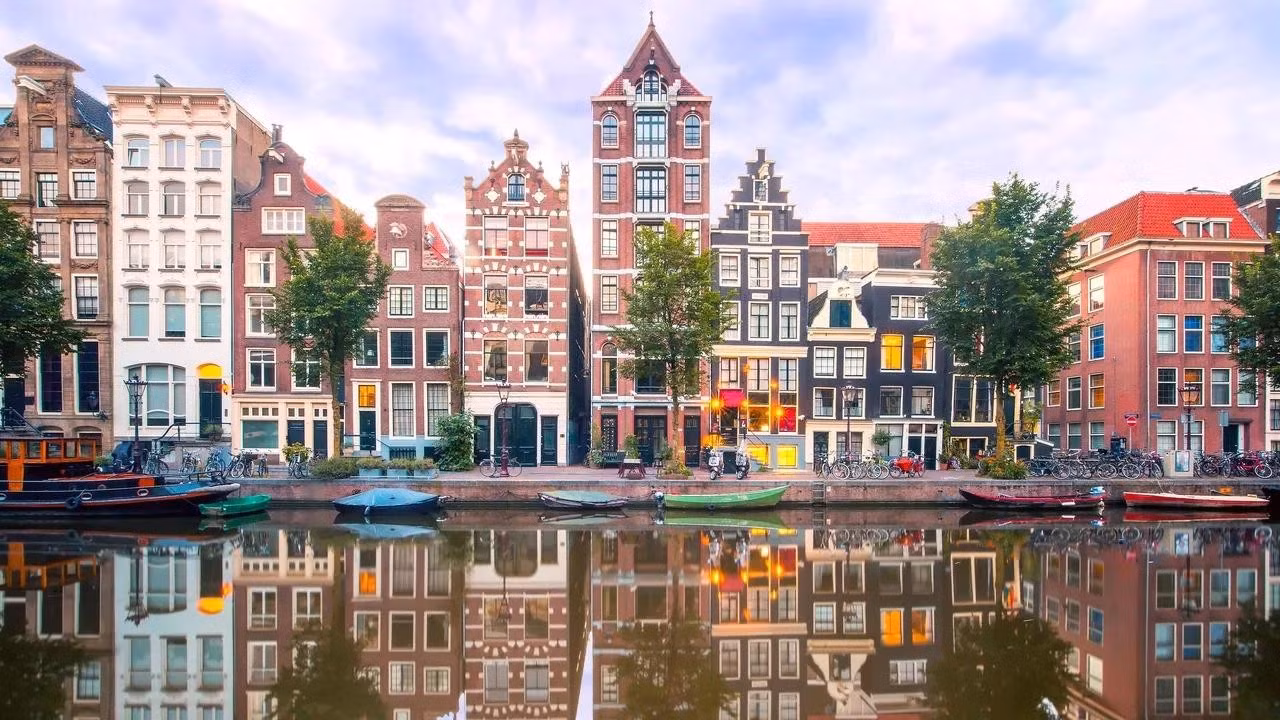 Con kênh trung tâm nổi tiếng của Amsterdam được UNESCO công nhận là Di sản Thế giới vào năm 2010. Thêm vào đó là những khoảng không gian xanh rộng lớn, những mặt tiền bằng gạch đỏ cổ kính và các bảo tàng trưng bày tranh của Van Gogh, tất cả tạo nên một trong những trung tâm văn hóa tuyệt đẹp hàng đầu châu Âu.
