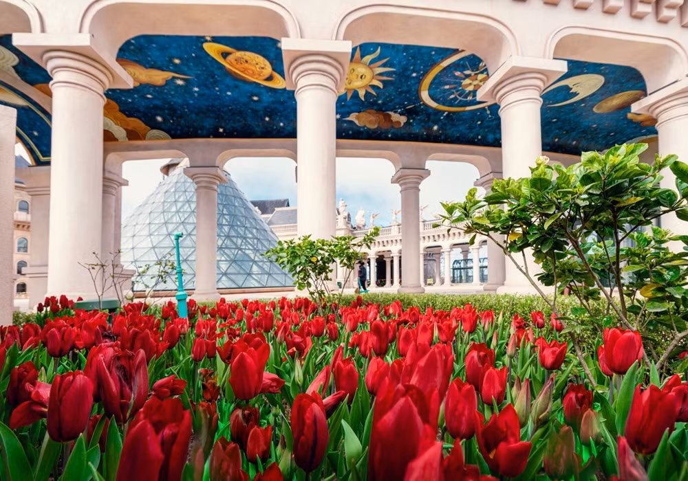Sun World Ba Na Hills còn làm say đắm du khách với những tòa lâu đài tráng lệ và những lễ hội hoa theo mùa.