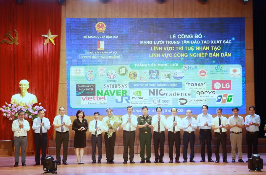 Thứ trưởng Nguyễn Văn Phúc tặng hoa chúc mừng Mạng lưới trí tuệ nhân tạo và công nghiệp bán dẫn do Đại học Bách khoa Hà Nội chủ trì.