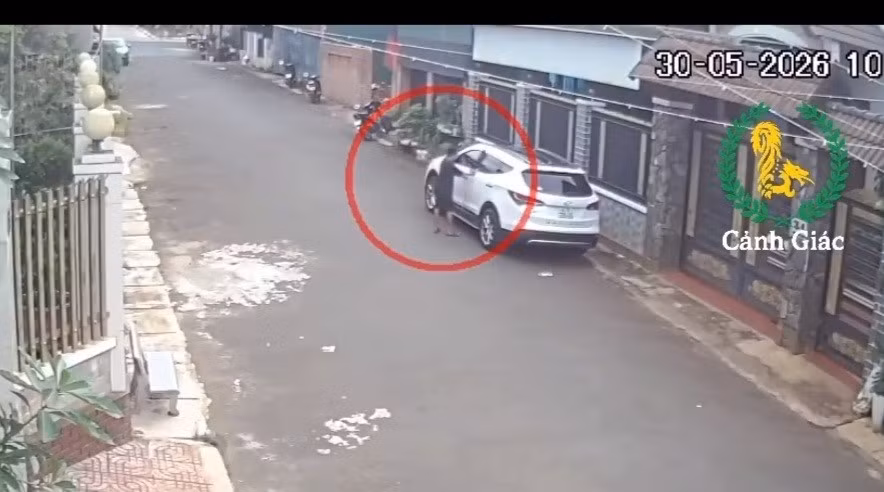 Thời điểm bé trai lên ô tô. (Ảnh: Báo Pháp luật TP. Hồ Chí Minh)