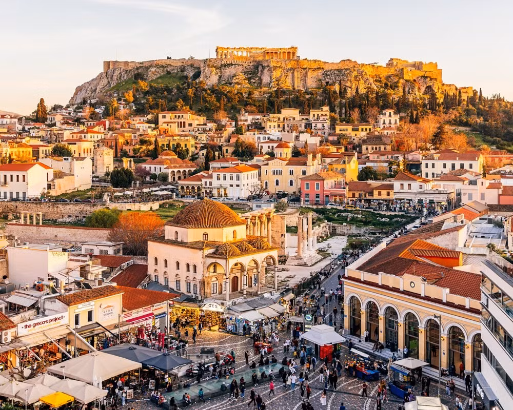 Khu Plaka, bên dưới đền Parthenon, và Quảng trường Monastiraki, Athens.