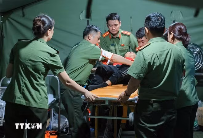 Các bác sỹ của Công an Hà Nội khẩn trương sơ cứu cho người dân bị ngã, có hiện tượng co giật khi đi xem lễ diễu binh, diễu hành tại trạm y tế dã chiến phố Liễu Giai.