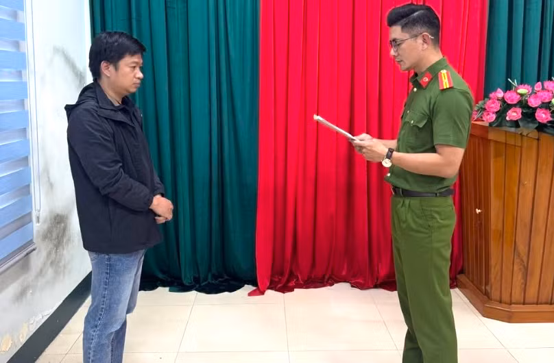 Cơ quan điều tra tống đạt các quyết định tố tụng đối với Trần Văn Chính.