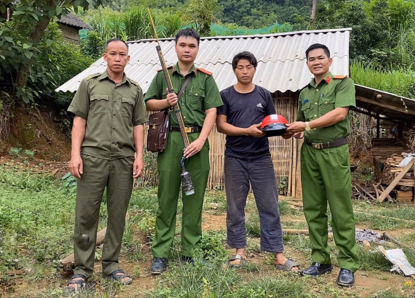 2-cong-an-xa-xuan-hoa-tang-mu-bao-hiem-khich-le-tinh-than-tu-giac-cua-ca-nhan-tu-giac-giao-nop-vu-khi-6407-8198-7150.jpg