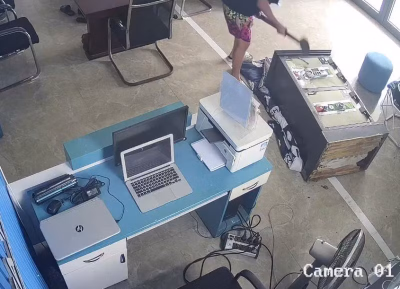 Hình ảnh nam thanh niên phá két sắt lấy vàng mang đi bán lấy tiền chuyển cho các đối tượng lừa đảo.
