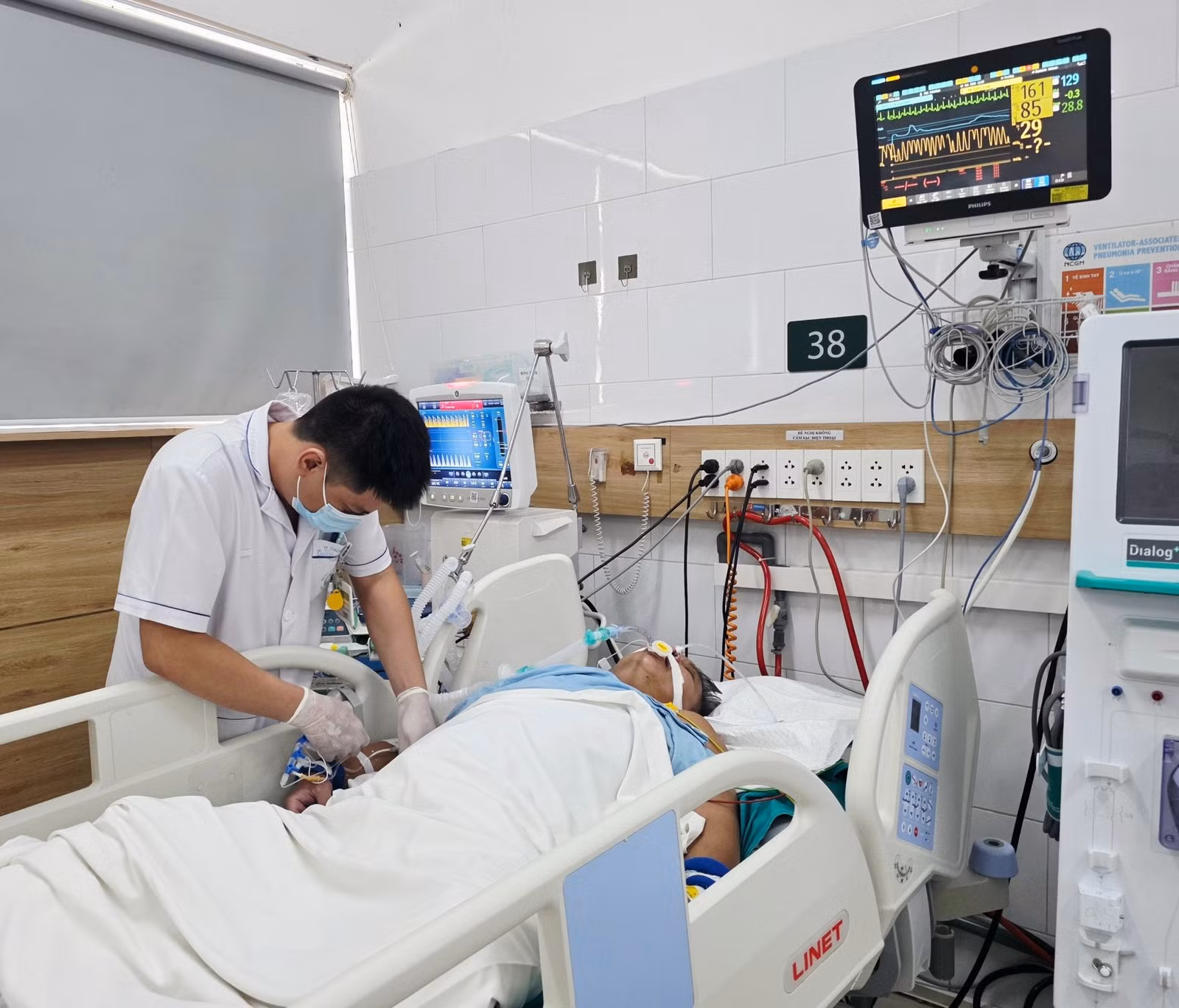 Nhân viên y tế Bệnh viện Bạch Mai tích cực hồi sức cho người bệnh ngộ độc khí clo. Ảnh: Nguyên Hà.