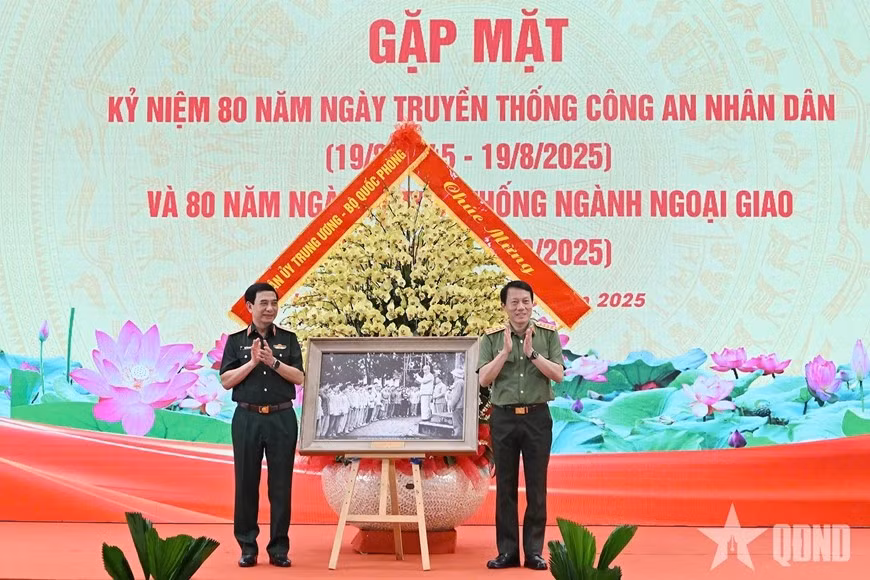 Đại tướng Phan Văn Giang trao quà tặng Bộ Công an.
