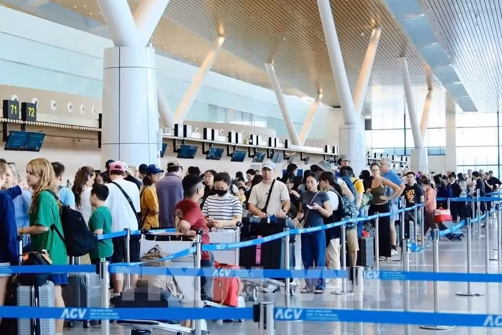 Hành khách trong và ngoài nước xếp hàng làm thủ tục an ninh tại Nhà ga T3 sân bay Tân Sơn Nhất. Ảnh tư liệu: TTXVN phát