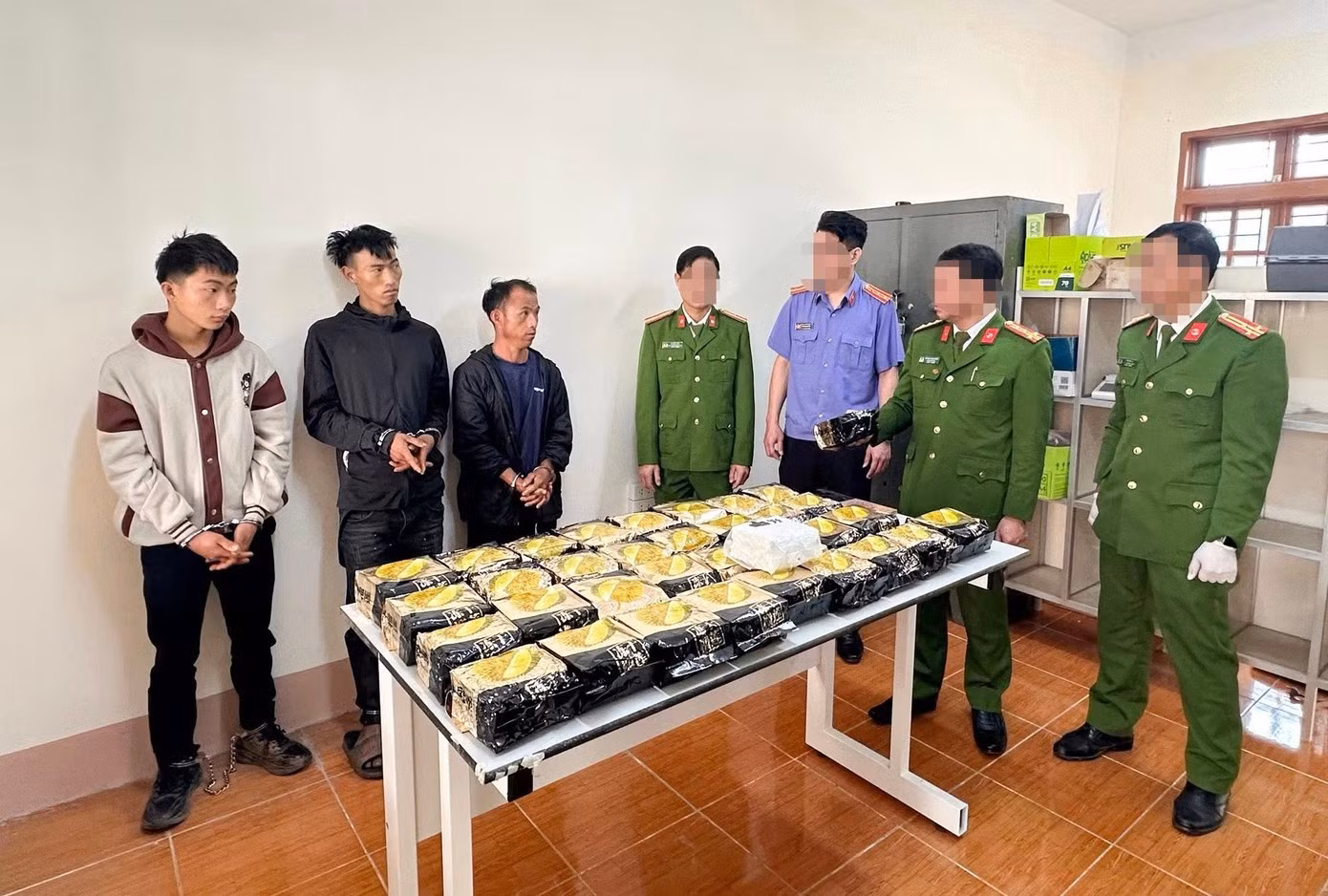 3 đối tượng Lý A Dơ, Lý A Lù và Lý A Cang cùng tang vật.