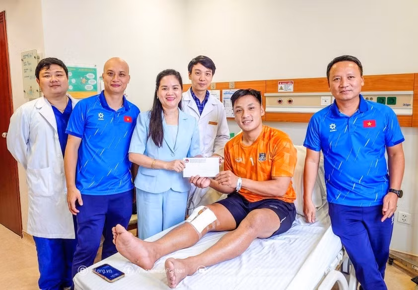 Chấn thương dây chằng khiến Hồ Văn Ý không thể tham dự SEA Games.