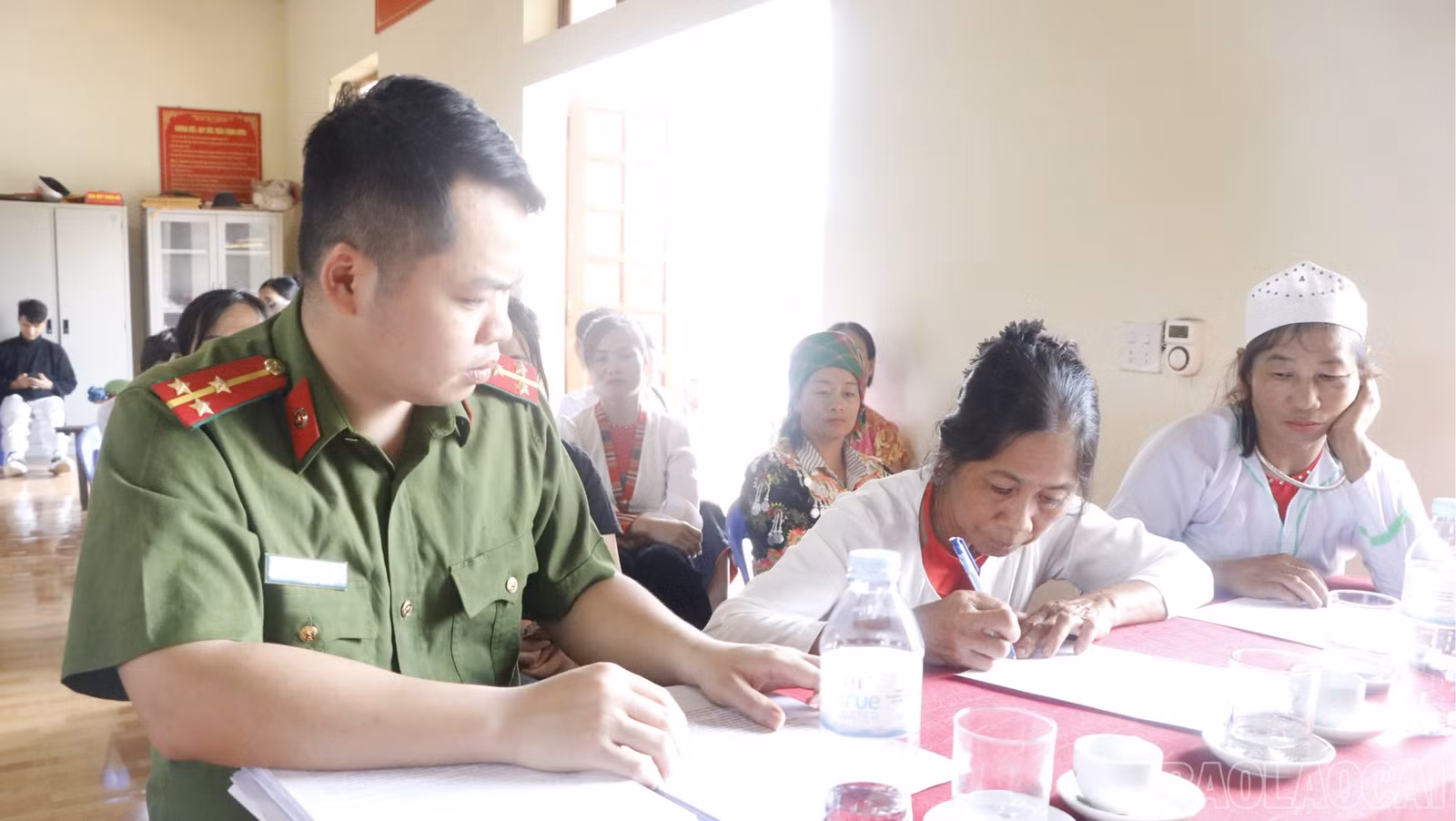 baolaocai-br-cong-an-xa-quy-mong-to-chuc-ky-cam-ket-toi-tung-ho-dan.jpg