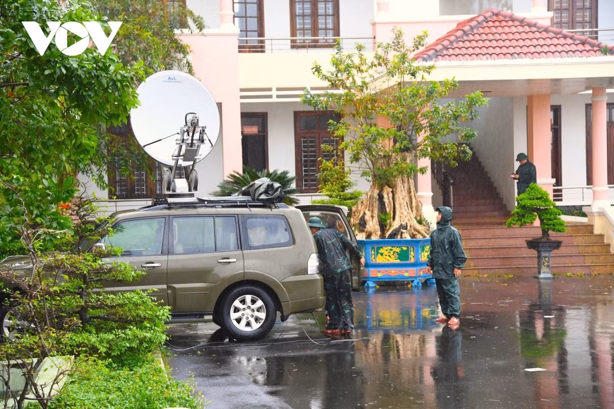 Bộ đội thông tin đảm bảo liên lạc trong mưa lũ.