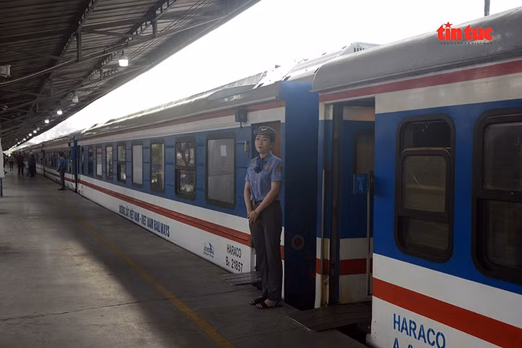 Ảnh hưởng từ sự cố sà lan đâm cầu Gềnh, các chuyến tàu SE22, TN4 và SE10 xuất phát từ ga Sài Gòn trong ngày 6/3 phải tạm dừng.