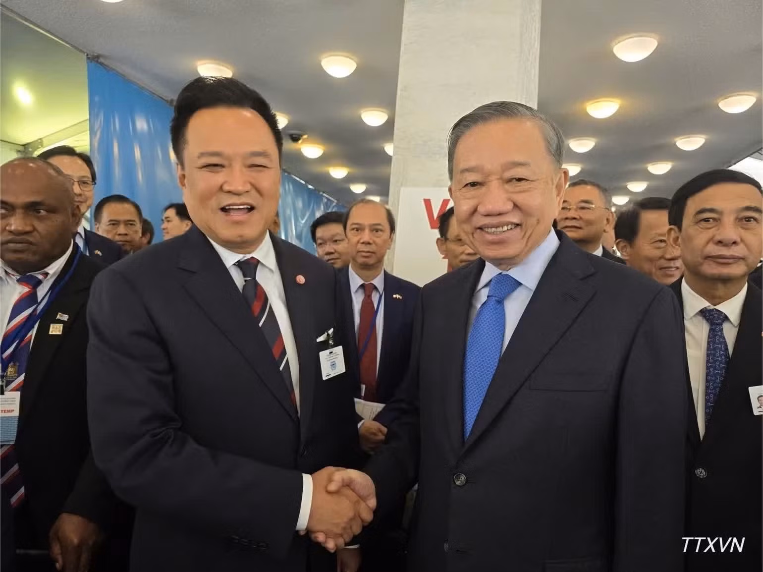 Tổng Bí thư, Chủ tịch nước Tô Lâm gặp Thủ tướng Thái Lan Anutin Charnvirakul. (Ảnh: TTXVN)