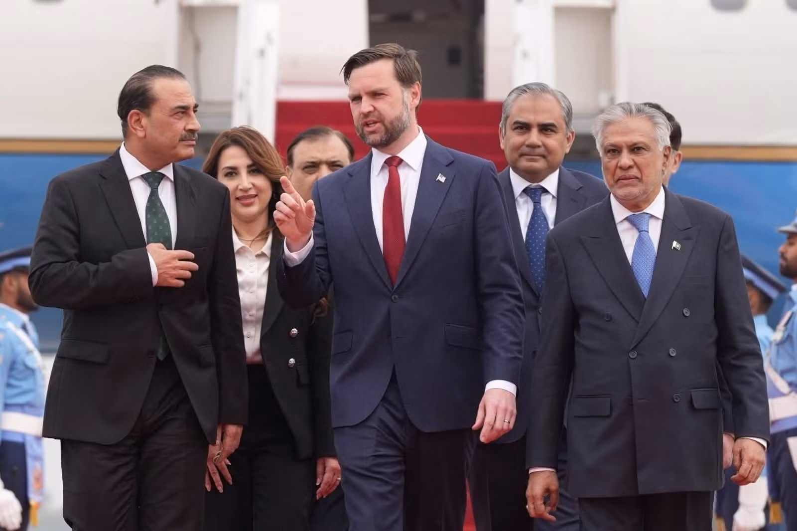 Phó Tổng thống JD Vance (giữa, phía trước) dẫn đầu phái đoàn Mỹ tới Pakistan để tham gia cuộc đàm phán với phía Iran ngày 11/4/2026.