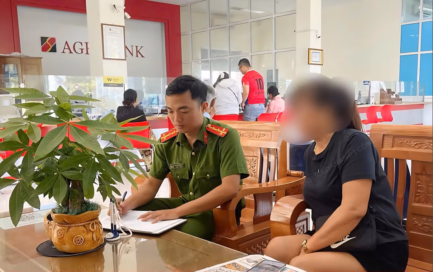Kịp thời ngăn chặn vụ lừa đảo khi nạn nhân mang tiền đến ngân hàng để chuyển.