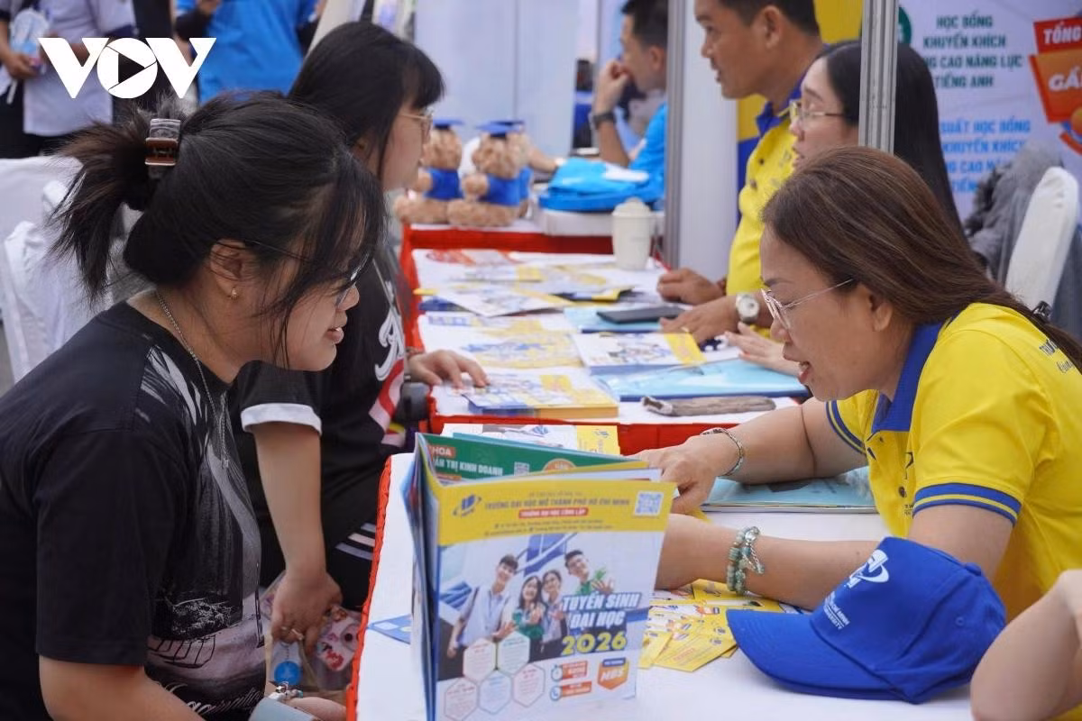 Thí sinh nghe tư vấn tuyển sinh trường Đại học Mở TP.HCM.