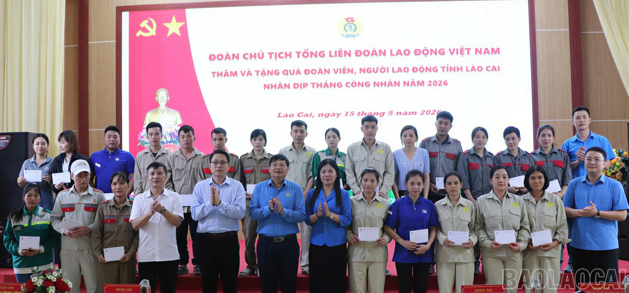 baolaocai-br_cac-lanh-dao-tang-qua-5172.jpg