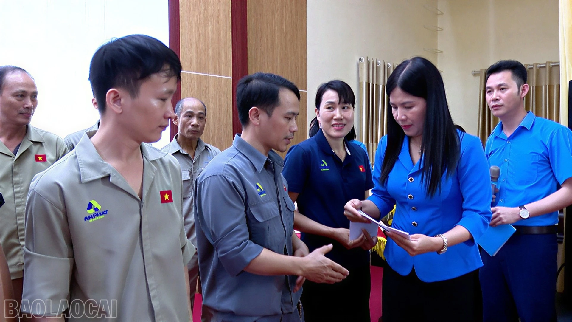 baolaocai-bl_dc-nhiem-tang-qua-6163.jpg