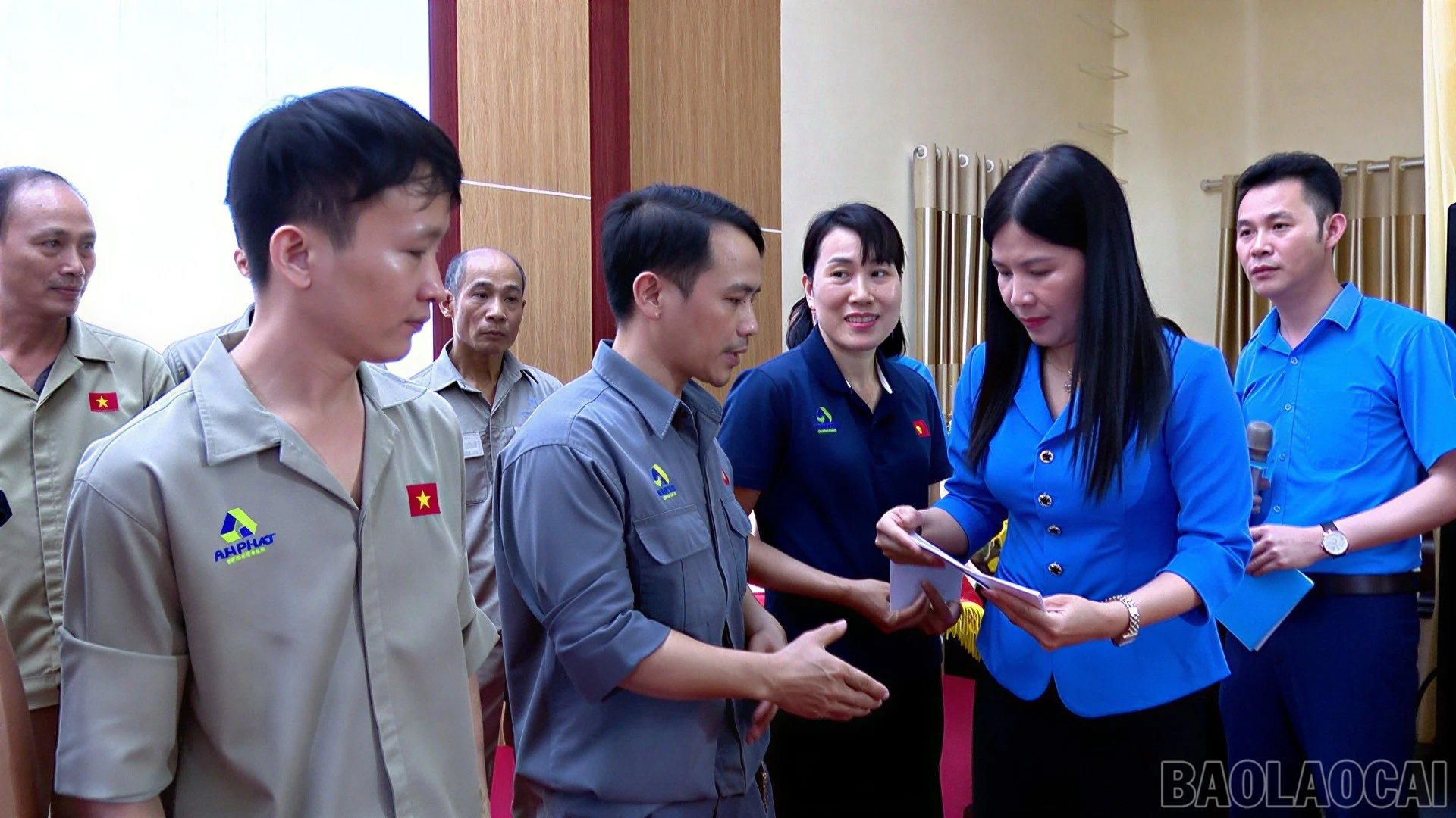 baolaocai-br_dc-nhiem-tang-qua-6163.jpg