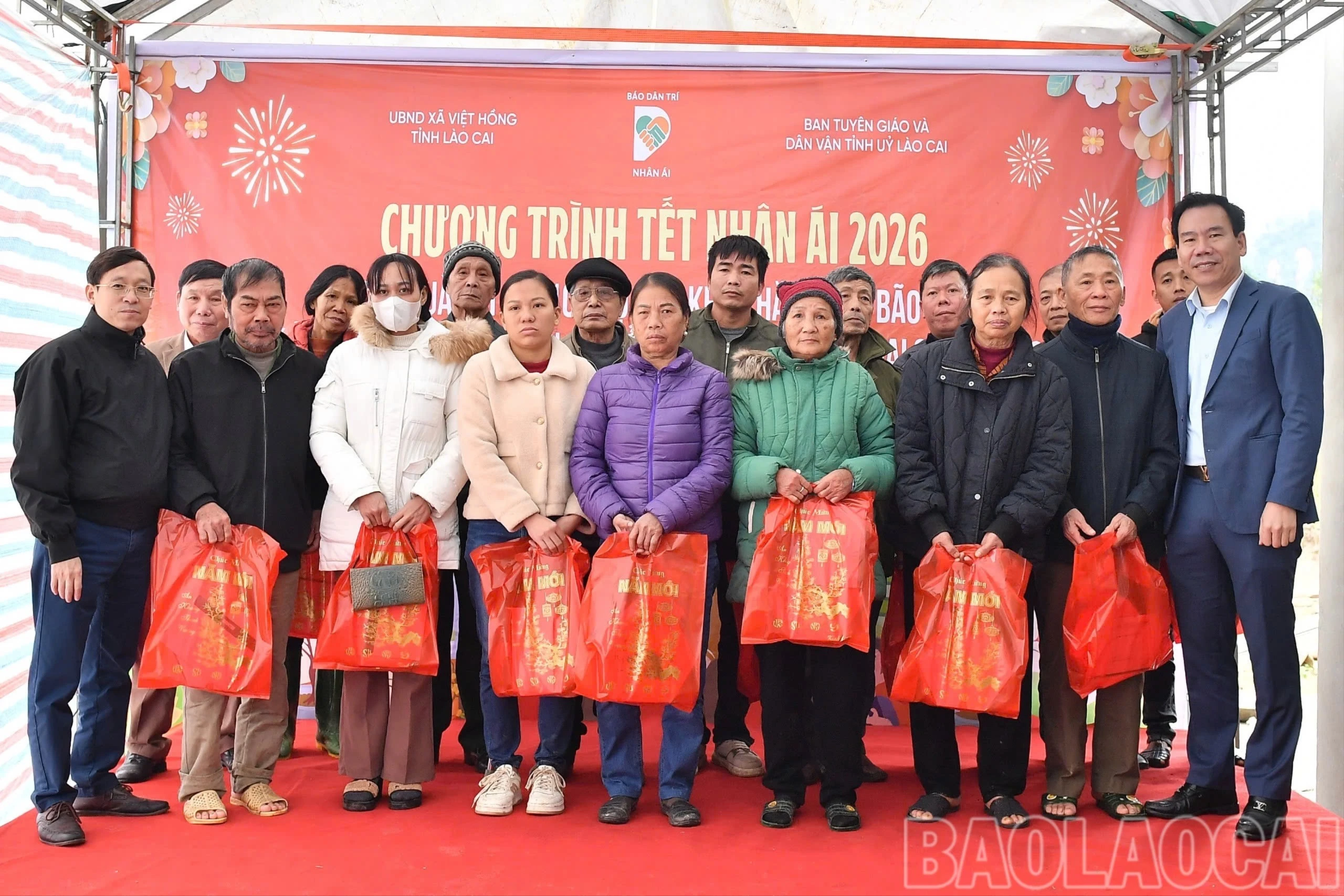 dc-huy-tang-qua-ho-ngheo-viet-hong-8258.jpg