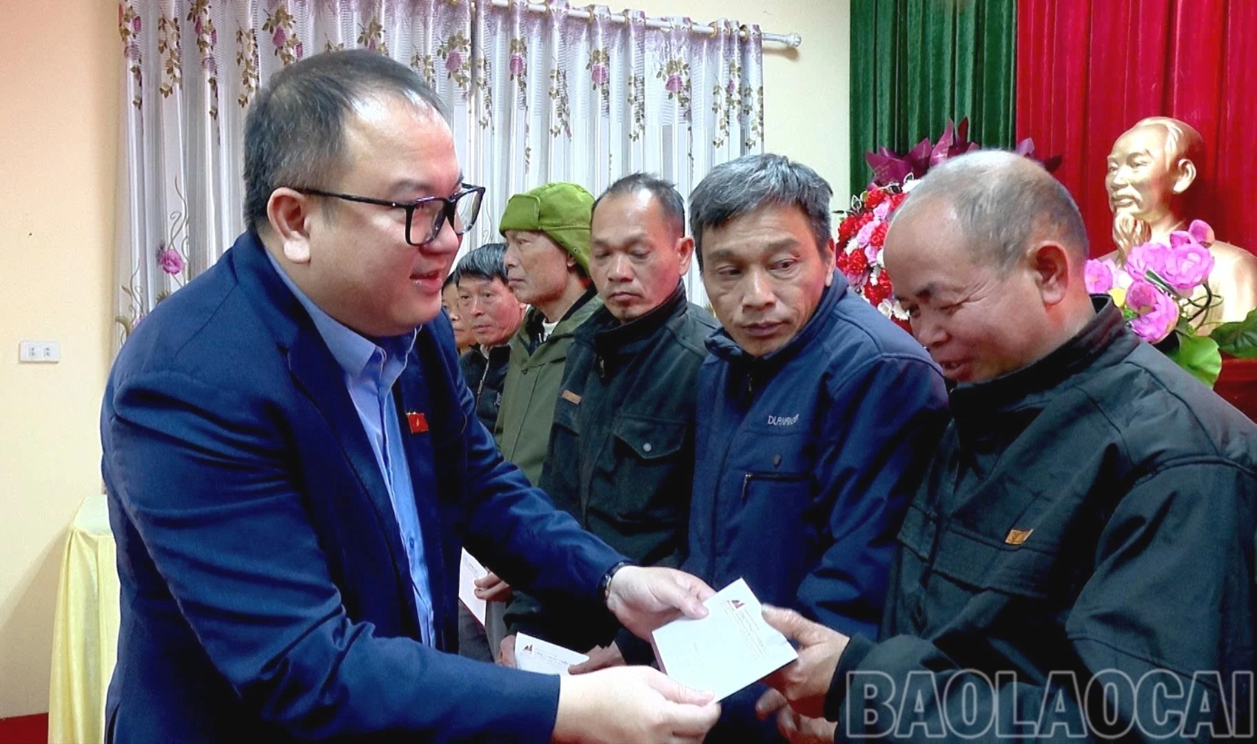 dong-chi-nghia-tangqua-2-5473-9551.jpg