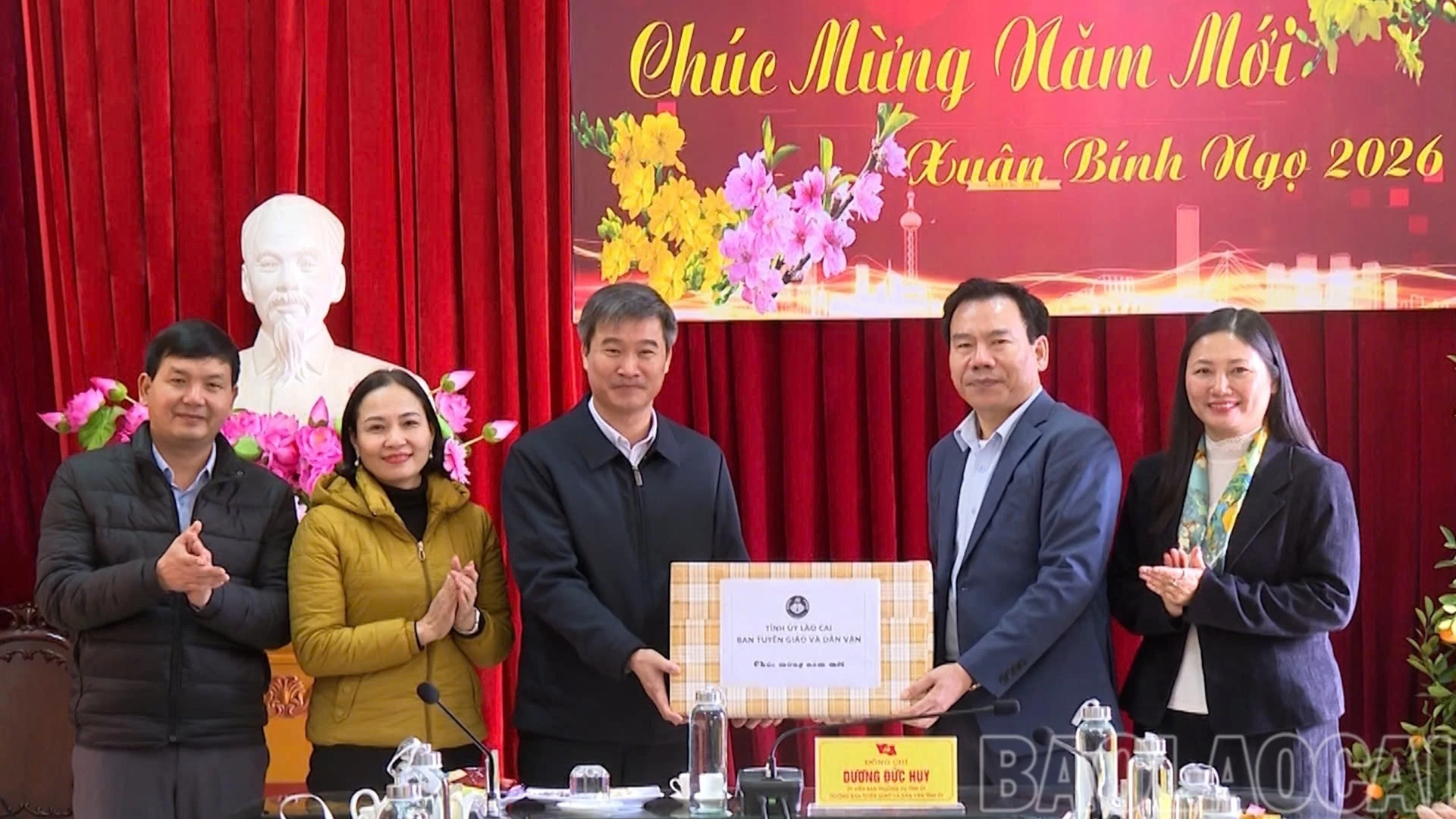 anh-dai-dien-dc-huy-tang-qua-5147-685.jpg