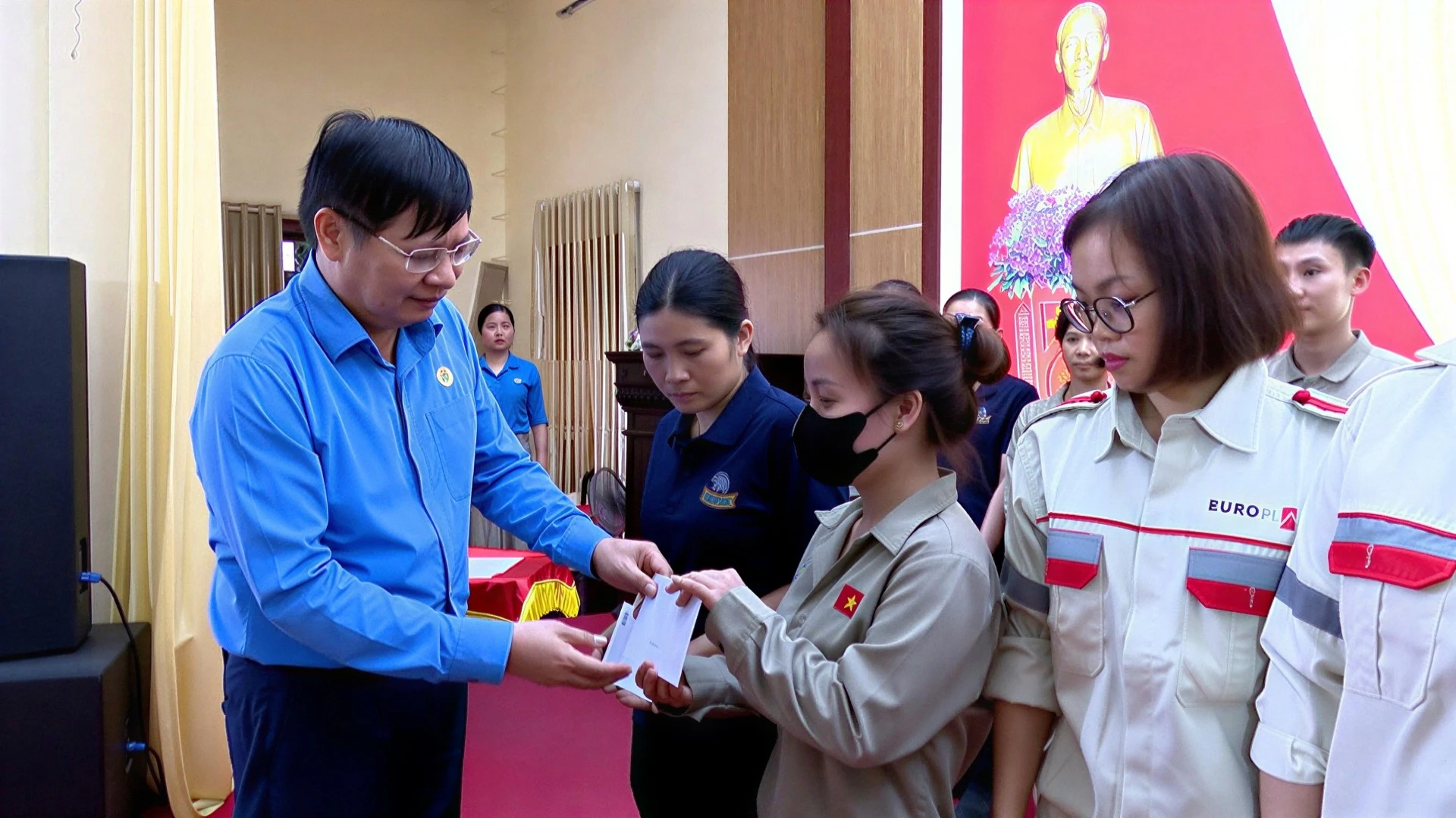dc-phan-anh-tang-qua-8392.jpg