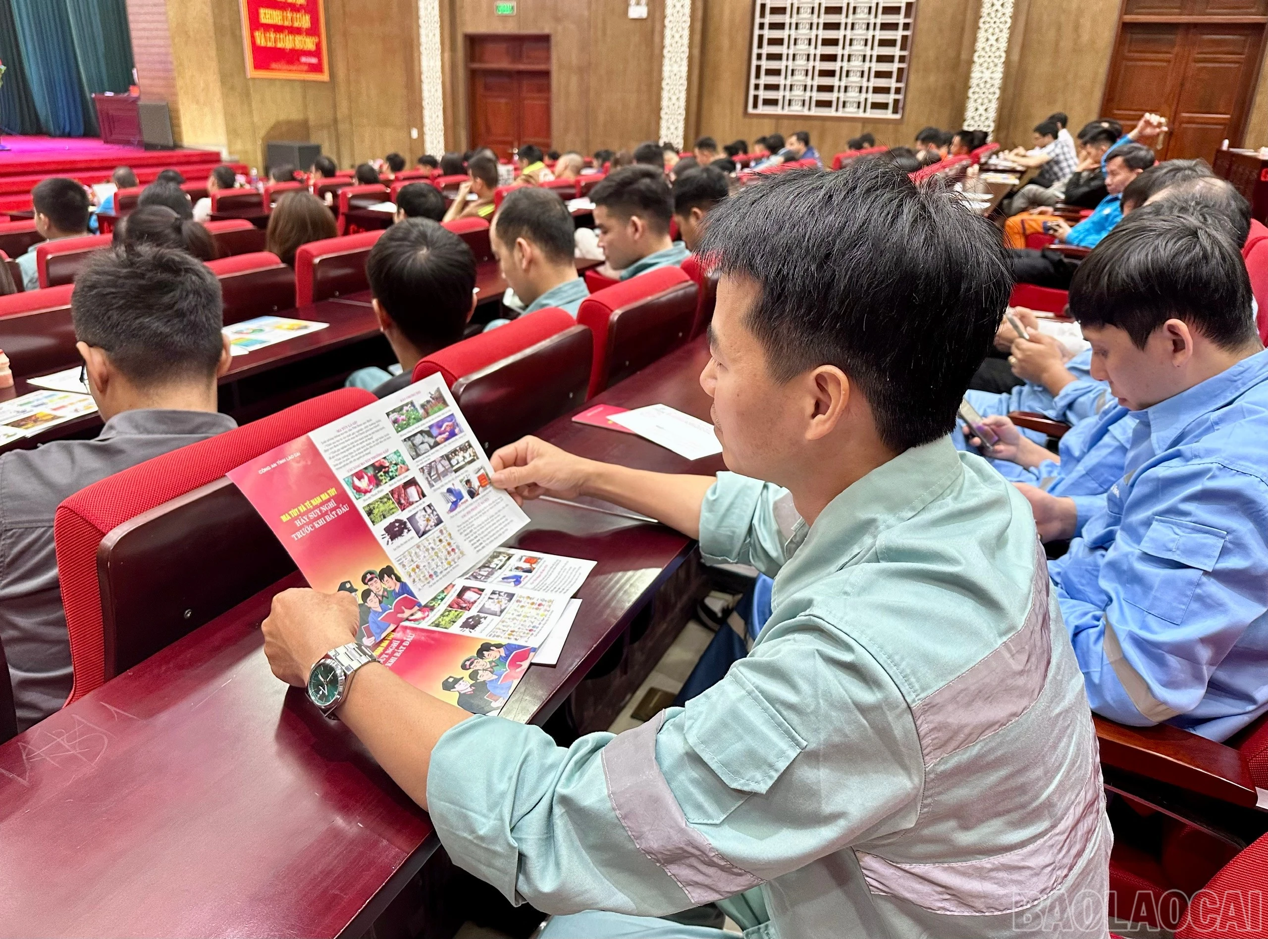 baolaocai-br_cong-nhan-duoc-tuyen-truyen-ma-tuy5eec.jpg