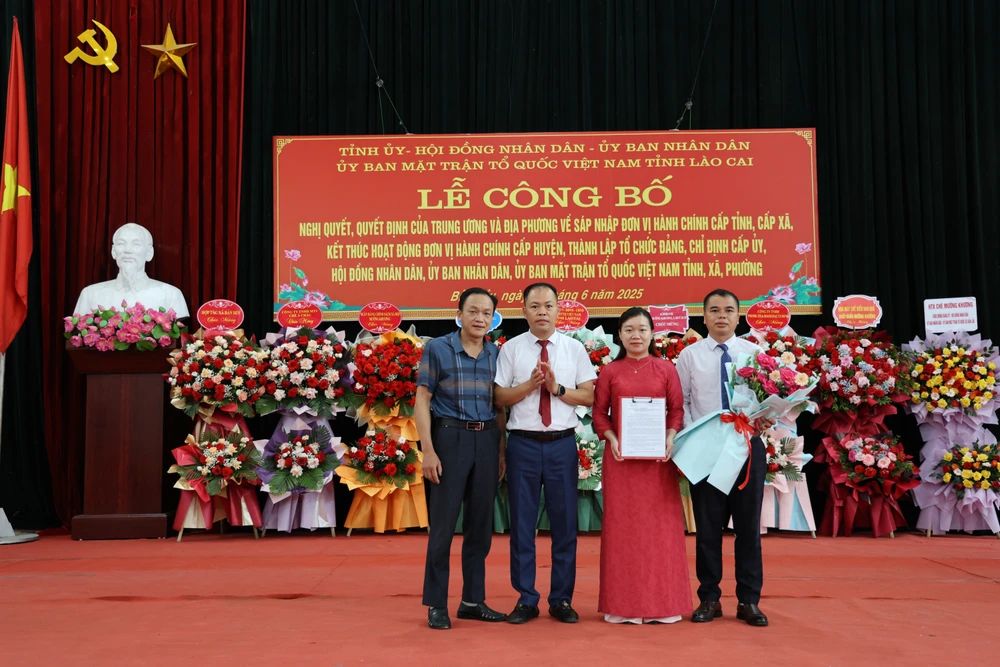 Trao các quyết định về công tác tổ chức cán bộ xã Bản Lầu.