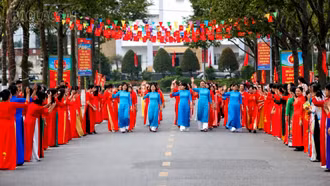 Phụ nữ Lào Cai thi đua làm theo lời Bác