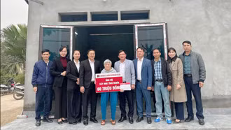 Xã Thác Bà: Trao kinh phí hỗ trợ xây dựng nhà ở cho hộ nghèo