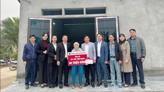 Xã Thác Bà: Trao kinh phí hỗ trợ xây dựng nhà ở cho hộ nghèo