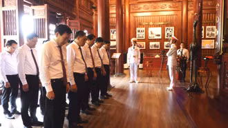 Đoàn đại biểu tỉnh Lào Cai dâng hương tưởng niệm Chủ tịch Hồ Chí Minh nhân kỷ niệm 100 năm ngày Báo chí cách mạng Việt Nam