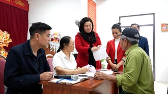 Cấp phát tiền mặt hỗ trợ sinh kế cho người dân bị ảnh hưởng bởi thiên tai