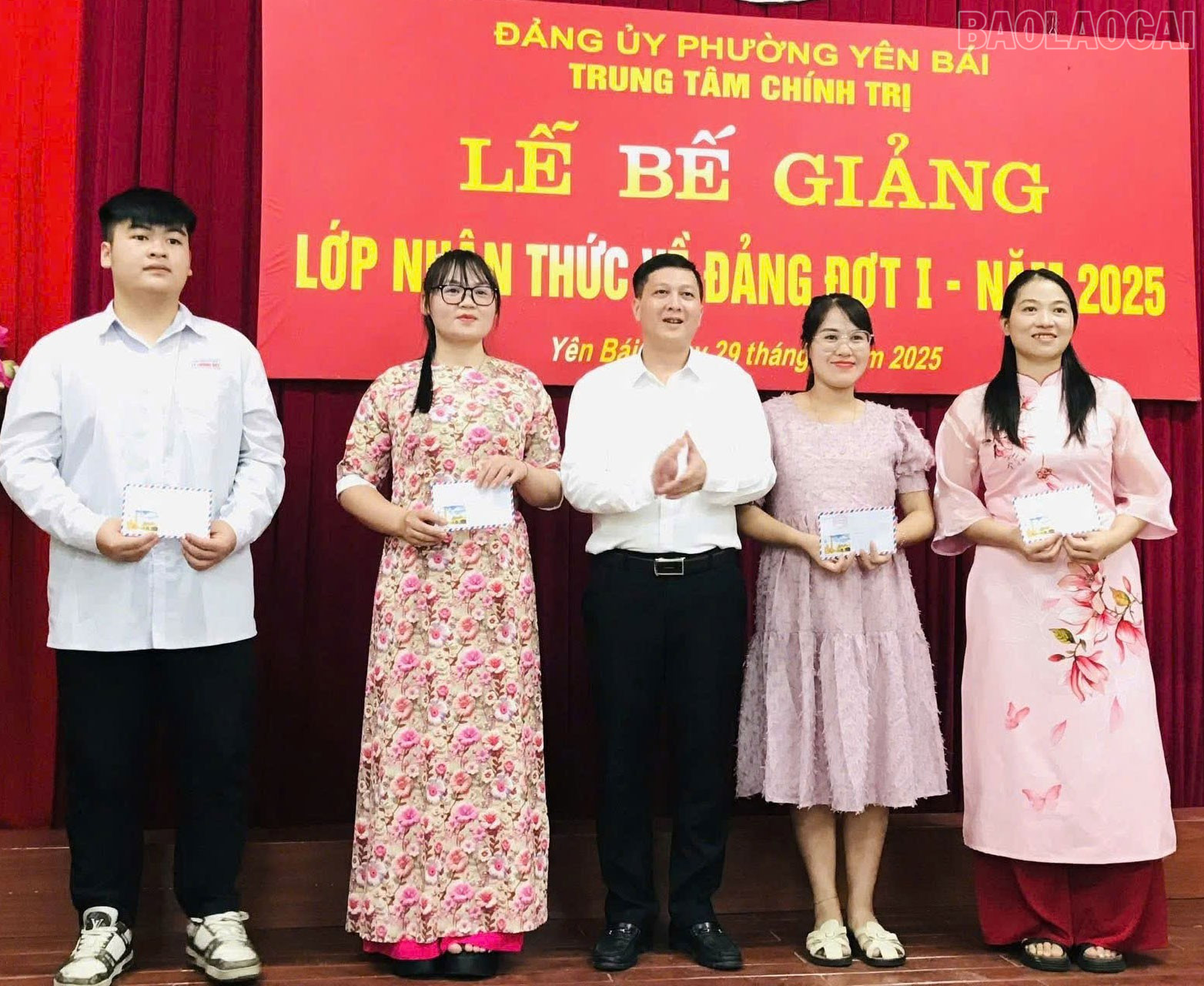 Lãnh đạo Trung tâm Chính trị phường Yên Bái khen thưởng cho các học viên xuất sắc. baolaocai-tr_bg1.jpg