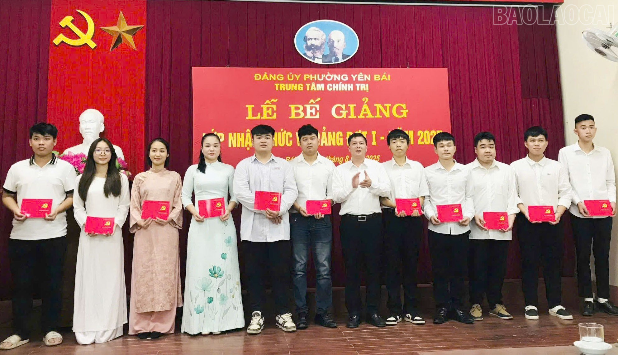 Lãnh đạo Trung tâm Chính trị phường Yên Bái trao Giấy chứng nhận bồi dưỡng nhận thức về Đảng cho các học viên. baolaocai-tr_bg.jpg