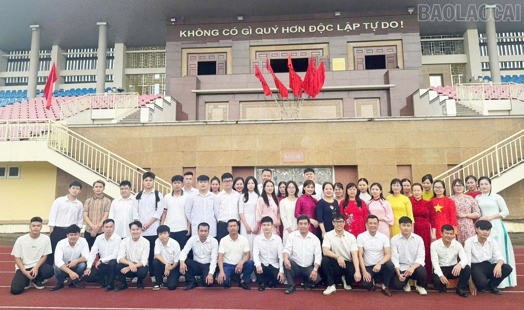 Tập thể lãnh đạo, giảng viên cùng các học viên chụp ảnh lưu niệm tại Lễ đài Sân vận động Yên Bái. baolaocai-tr_bg2.jpg