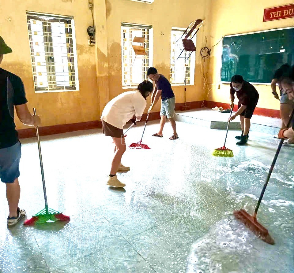 Giáo viên, phụ huynh Trường Tiểu học Nguyễn Thái Học dọn vệ sinh lớp học. baolaocai-c_z7069407605895-4e66cf7d1a37a2782285ef41209c6d8b.jpg