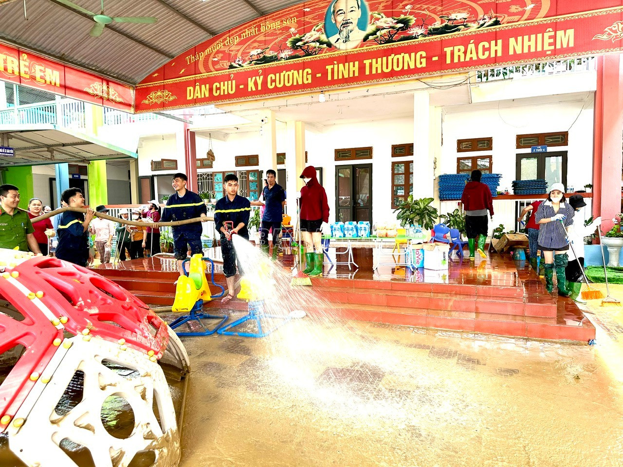 Lực lượng công an, quân đội hỗ trợ Trường Mầm non Nguyễn Phúc dọn dẹp vệ sinh. baolaocai-c_z7069413738878-b5c49edf78c4c2f5642014ef45921aac.jpg